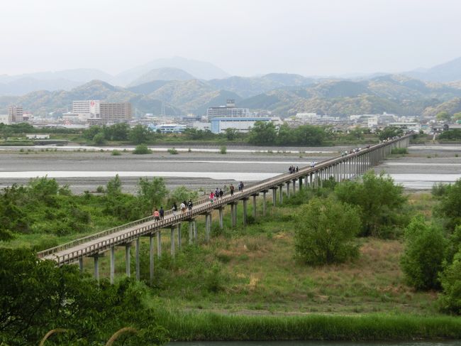 12時にレンタカーを返し、岐阜駅でツレは大阪へ、PHOは東京へと二手に分かれました。<br />富士山がまだ見えるうちに、海鮮丼の店が閉まらないうちに、それだけを決め事として青春18きっぷを乗り継ぎ、島田で途中下車。世界一長い木造歩道橋を渡って来ました。全長897.4ｍ「やくなし＝厄無し」の縁起の良い橋です。<br />詳しくはhttp://www.city.shimada.shizuoka.jp/kairyo/houraibasi.html<br /><br /><br />12：23 岐阜発（東海道本線新快速）<br />13：37 豊橋着<br />　：42　　 発<br />14：15 浜松着<br />　：28     発<br />15：13 島田着<br />17：06     発<br />19：05 熱海着<br />　：10     発<br /><br />