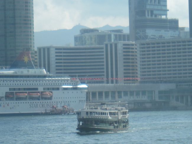 久々に海外へ。場所は香港・澳門、それにちょっとだけ深?祁。<br /><br />今年に入り、東京―香港のLCCの便が急増し、各社ともにセールが増えました。その中でも羽田発着で便利な上、滞在時間が長い香港エクスプレスがセールをやっていたので、香港・澳門に行ってみました。土日に月曜日の有休を加えた3日間でも滞在時間67時間あるので、たっぷりと滞在できます。<br />今回の香港・澳門は3日間通して本当にいい天気でした。<br /><br />6月27日(土)　羽田1:20発　UO623　香港4:24着　【香港・深?祁】<br />6月28日(日)　上環7:00発　澳門8:00着　澳門21:05発　尖沙咀22:30着　【澳門】<br />6月29日(月)　香港23:50発　【香港】<br />6月30日(火)　羽田05:03着<br /><br />●○●香港エクスプレスで行く香港＆澳門①○●○　http://4travel.jp/travelogue/11027401<br /><br />○●○香港エクスプレスで行く香港＆澳門②●○●　http://4travel.jp/travelogue/11028562<br /><br /><br />▲▽▲前回の香港▽▲▽　http://4travel.jp/travelogue/10956066