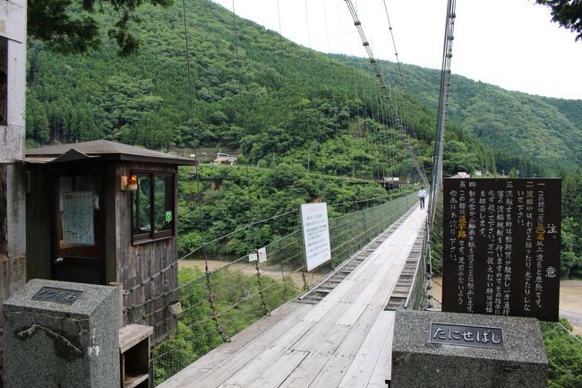 歴史的遺産や古社寺で高い知名度を誇る奈良。実はホテル・旅館の客室数は９０５５室と都道府県でワースト１位 （２０１３年度、厚生労働省調べ）…全国１位とはびっくり。結局修学旅行が変化し、修学旅行も一般客も京都や大阪に交通の便が良すぎて泊まらない。住民も家族以外は居住のみ勤務先が無いので公務員以外日中は大阪・京都府民。まるでギリシャみたいだが、貯蓄とかピアノとか教育はトップクラスだから住民税収入は高い。 <br /><br />県は観光振興の柱として宿泊者数の増加を目指し、奈良県内宿泊で最大５千円をキャッシュバックで予算を２億５千万円の企画を活用した。更に大和八木駅から十津川温泉迄の上記の長い路線約４時間半、片道￥３４００の往復６８００円がこれまたタダ。・・・・コンナよい企画利用しなければと行って来た。奈良は京都、大阪寄りの北側に人口が集中。十津川村は和歌山県と三重県側に近く人口は少ない。<br /><br />この梅雨の時期幸い旅館に着く迄途中降ってはいたが傘も差さずに旅館に到着。<br />特急新宮行の特急とは昔の話で路線でのバス停で乗り降りがあればすべて停車の鈍行、どこが特急かの質問を運転手にした。赤字路線で行政からの援助で運行し地域の足代わりなのでと。ならば特急文字は、はずすべきだと思うが言わず。長い時間なので途中五条と上野地（日本一長い生活用の吊橋のある所）でトイレ休憩があり、駐車場から５、６分で吊り橋に、更に橋を往復（長さ２９７ｍｘ２）する時間位はあった。<br />十津川温泉駅で下車したがここでも休憩あり、我々３組は迎えの車で１５分ぐらいの上湯というところの神湯荘に、司馬遼太郎が逗留してこの上湯で執筆活動をしたとか。