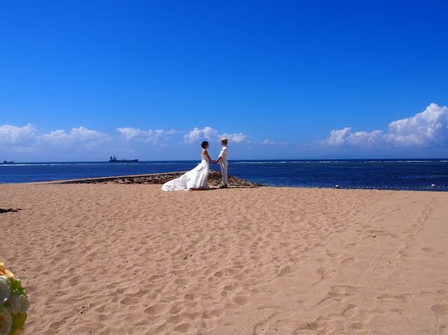 長女の挙式をバリ島で行いました。<br /><br />海外挙式はハワイがダントツ人気の中、娘たちが選んだのは「ただただ、のんびりしたい」という理由でバリ島に。<br /><br />（２）ではコンラッドバリでの挙式と、私と長女のカメラで撮影したホテル内の施設、お部屋の様子を書かせていただきます。<br /><br />お天気に恵まれ、とても楽しいウェディング。<br />海外挙式っていいな〜って思いました←私の若い頃は「リゾ婚」なんて言葉なかったし。<br /><br />挙式後は後半のステイ。アヤナリゾート＆スパに移動。<br />アヤナリゾート＆スパは人気で一度泊まってみたかったホテルです<br /><br />クラブルームに宿泊。クラブラウンジでカクテルタイムと夕日。夜はリンバのバーへ行きました＾＾<br /><br />*挙式をバリ島に決めた際、色々な情報が欲しかったのです。しかし、ハワイ・グアムは多く紹介されているのですがバリ島は少なくて困りました。今後、バリ島でリゾ婚をしたいと思っておられる方のお役にたてれば幸いです。<br />バリ島ウェディング、最高に楽しいですよ♪<br /><br />[日程]<br />☆１〜２日目・・仕事終わりに羽田夜便でシンガポール経由でバリ島へ。<br />　グランドハイアットバリにチェックイン。バリコレクションでランチ→ヌサドゥアハーディーズでショッピング<br />　<br />☆３日目・・グランドハイアットバリのプール＆ビーチ　　フランジパニスパでエステ<br />　　　　　　（１）→http://4travel.jp/travelogue/11027900<br /><br />★４日目・・コンラッドバリにて長女の挙式。その後、アヤナリゾートに移動<br /><br />☆５日目・・アヤナリゾート＆スパバリステイ。クタで買い物後、街スパでフットマッサージ＆クリームバス<br /><br />☆６日目・・アヤナリゾート＆リゾートバリステイ。娘夫婦と合流してロックバーへ。　夜便でシンガポールへ<br /><br />☆７日目・・帰宅<br /><br />