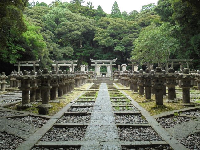 「東光寺」は「萩市」に位置する「1691年(江戸時代)」に「萩藩3代藩主毛利吉就」が建立した「本尊」が「釈迦牟尼仏」の「毛利氏の菩提寺」になっている「黄檗宗(禅宗)の寺院」です。「萩藩主」の「毛利吉就(3代)」「毛利吉元(5代)」「毛利重就(7代)」「毛利斉房(9代)」「毛利斉元(11代)」の「5基」及び「各夫人の墓石」を拝むことができます。「伽藍の配置」は「龍の形」を表したものと伝えられる「黄檗伽藍様式」で「総門(1693年)」「鐘楼(1694年)」「大雄宝殿(1698年)「三門(1812年)」の「4棟の建造物」が「国の重要文化財」に指定されています。「季節」にもよるのでしょうが「蚊」をはじめ「得体のしれない昆虫」だらけで参りました。写真は「境内の奥」に位置する「萩藩主毛利家墓所」です。