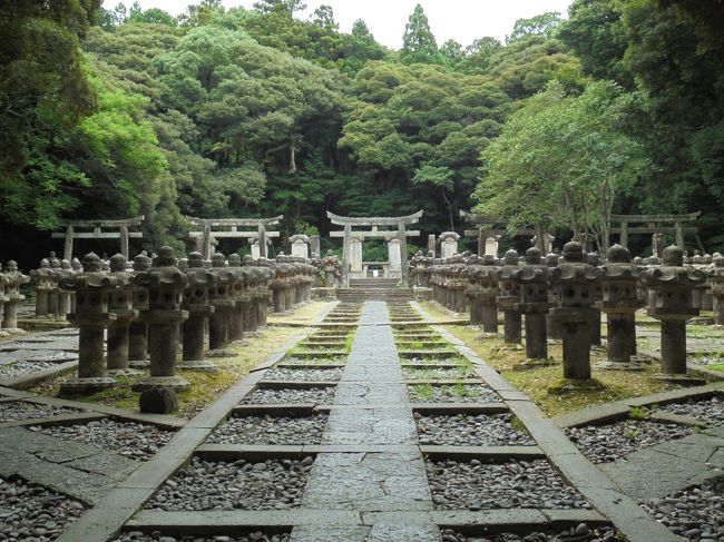 「東光寺」は「萩市」に位置する「１６９１年（江戸時代）」に「萩藩３代藩主毛利吉就」が建立した「本尊」が「釈迦牟尼仏」の「毛利氏の菩提寺」になっている「黄檗宗（禅宗）の寺院」です。<br /><br />「萩藩主」の「毛利吉就（３代）」「毛利吉元（５代）」「毛利重就（７代）」「毛利斉房（９代）」「毛利斉元（１１代）」の「５基」及び「各夫人の墓石」を拝むことができます。<br /><br />「伽藍の配置」は「龍の形」を表したものと伝えられる「黄檗伽藍様式」で「総門（１６９３年）」「鐘楼（１６９４年）」「大雄宝殿（１６９８年）「三門（１８１２年）」の「4棟の建造物」が「国の重要文化財」に指定されています。<br /><br />「季節」にもよるのでしょうが「蚊」をはじめ「得体のしれない昆虫」だらけで参りました。<br /><br />写真は「境内の奥」に位置する「萩藩主毛利家墓所」です。