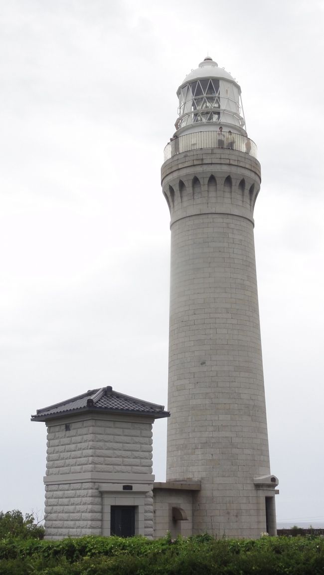 「角島灯台」は「日本海（響灘）」に浮かぶ「山口県下関市の角島」の「夢ケ崎」に建つ「初点灯」が「１８７６年（明治９年）」の 「石造の灯台」です。<br /><br />「日本」に「２基」しかない「無塗装の灯台」の一つ（もう一つは男木島灯台）」であり「歴史的文化財的価値」が高い「Ａランクの保存灯台」で「日本の灯台５０選」にも選ばれています。<br /><br />「灯台守の宿舎」であった「退息所」が復元されて「資料館」となってます。
