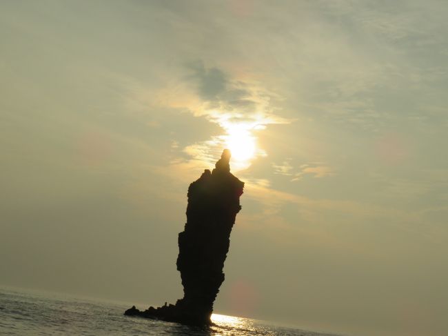 6月25日　七類港からフェリーで隠岐の島の西郷港へ。この度の旅行で恥ずかしながら隠岐には4つの島があるということを知った。一番大きいのが島後（どうご）といわれるところでここは隠岐の島町だ。その他に島前（どうぜん）といわれるところに3つの島がある。海士町、西ノ島町、知夫村だ。境港と七類港から大きなフェリーやジェット船がでているが、この4つの島を結ぶ小さな船もある。うまく回れば2泊あれば４島回れると思うが、事前の調べ方が悪く２島だけになった。２５日はレンタカーを借りて島を回り、夕方、夕陽を見に船でろうそく島に行った。