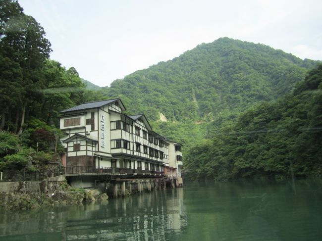 クラブツーリズムで「「往復北陸新幹線、秘湯の一軒宿「大牧温泉観光旅館」と憧れの加賀屋「雪月花」華麗なる北陸路３日間」」で行ってきました。 <br />（３日以降は後半へ）<br /><br /><br />２０１５年６月２日（火）<br />　大宮　北陸新幹線　　　上田　　観光バスに乗り換え<br /> 　 8：39　　　　　　　9：46<br /><br />SA休憩　車内弁当　　　瑞龍寺　　　　荘川・小牧ダム　船　　大牧温泉<br />　　　11：55　　　　　　13：35　14：35　　　　　　　16：00　　　16：30<br /><br /><br />６月３日（水）<br />大牧温泉　　船　　　小牧ダム　　　　兼六園　　　　ホテル日航金沢（昼食）<br />　　9：10　　　　　9：40　　　　10：25　11：30　　11：40　　13：00<br /><br />ひがし茶屋街　　　　千里浜　　　和倉温泉加賀屋<br />13：10　　14：10　　14：40　　　15：30<br /><br /><br />６月４日（木）<br />ホテル　　七尾駅　のと鉄道　　穴水　　輪島朝市　　まだら館（昼食）<br />9：00　　　　9：38　　　　　10：20　11：00　　　11：50　　12：30<br /><br />白米千枚田　　漆器工房　　　　　富山駅　新幹線　　大宮<br />　　　13：05　　　14：00　14：40　17：59　　　　　20：26<br /><br />