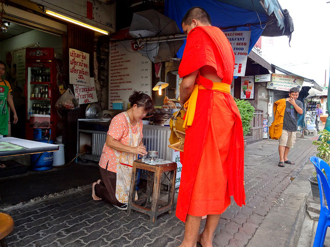 タイの３つの島を巡ってきて、最後はタオ島のバンガローで原始生活（またまた大袈裟な）を体験しあと、船と列車を乗り継いで、眠らない街バンコクに戻ってきました。<br /><br />６月下旬になって少しは暑さが弱まったような気はしますが、それでもちょっと歩けば汗が出る。<br />文明の利器、エアコン冷房がまことにありがたい。<br /><br />しかし相変わらず観光しようという気は起こらず、帰国までの４日間のたいくつに身を任せました。<br /><br />軟弱な私は、やはりバンコクは乾季の時期でないとだめだなと悟りました。