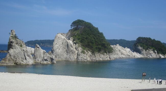 毎年恒例のJR大人の休日倶楽部パスで行く東北旅行ですが、初日は残念ながら雨曇りのお天気でした。<br />せっかくの五能線からの風景も、昨年同様に今年も雨の海岸線を走る事になりました。<br />２日目は秋田駅からのスタートです。<br />本日は朝から日もさして晴れそうな感じです。<br />秋田新幹線「こまち」で盛岡へ行って、それからレンタカーで宮古へ向かいます。<br />目的は「浄土ヶ浜」で遊覧船に乗ります。震災の時に沖へ出て津波被害から無事に生還を果たした船です。<br /><br />今日は天気も良くて快適なドライブでした～盛岡から約2時間で宮古に到着しました。<br />浄土が浜への道も空いていました。ローソンを見つけてほっと一息つきました。