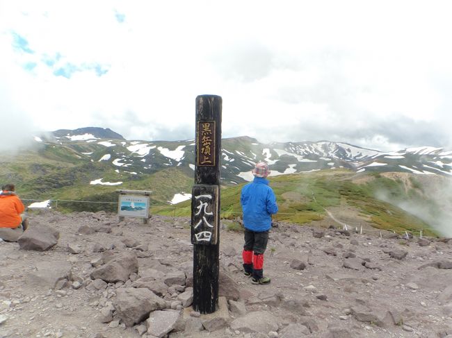 姉に付き合ってもらい、色々登った大雪山・・<br />ずーーっと一緒に登れると思っていたのに、姉が腰を痛めて山と疎遠になり・２年前に腰の手術して、もしかして直ったら・・nimameは淡い期待を・<br />抱いていました。<br />そしたら、不安はあるけど黒岳あたり行こうかな～と言う姉・・<br />もう即計画して、旦那にも付き合ってもらい６日に決定♪<br /><br />はたして山は何年行っていないのか？？調べてみると４年・・<br /><br />姉はnimame以外と行かないので、４年も行ってないんだ～<br /><br />その間に歳もとり、大丈夫でしょうか？？・不安イッパイ！！<br /><br />でも((o(´∀｀)o))ﾜｸﾜｸ<br /><br /><br />