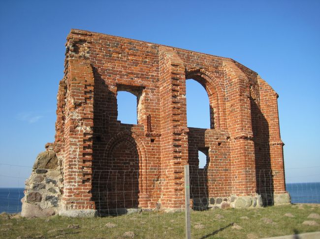 休暇滞在中の Uznam(Usedom)島のドイツのとある街より日帰りにてポーランド・バルト海沿岸の保養地 Rewal(レヴァル)へ。<br /><br />Swinoujscie 港まではタクシー、無料フェリーにのって Swina を渡り、対岸 Wollin 島へ。更にそこから電車にて Goleniow 乗換 Gryfice へ到着。 あとは Rewal 行きバスを利用。終点の Rewal で下車。 で、とりあえず海を見ながらお茶&ケーキをする。そして砂浜を歩いて隣村 Trzesacz(トシェンサチ)到着。 L.Feininger(ファイニンガー)の絵 「海辺の廃墟」でも有名な??教会廃墟を見る(と言っても、壁面だけではあるが・・・)。一応これが今日のメインテーマ。 <br /><br />そのあともオフシーズンの街を歩いた後、ハイシーズンのみ運行の汽車の駅などにも行ってみる。 <br /><br />帰りは Rewal より、Zakopane 行き超小型バス?に乗って、Miedzyzdroje などをぶっ飛ばして、再び勝手知ったる Swinoujscie に夜帰着。 フェリーにて Uznam 島に戻って、少し遊んだ後、軽く食事をして、また国境を越えてタクシーにて帰独。 朝8時前位に出て、戻ってきたのが22時半くらいでした。 <br /><br />三月なのにとっても暑い日で、日焼け迄して、でも、よく歩いた充実した一日でした。
