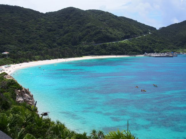 毎年沖縄に遊びに行くグループで去年石垣島から帰ってすぐに来年はケラマブルーの海を見に行こういうことになり早々に格安航空券と宿を確保して楽しんできました。<br />航空券は金曜午前と日曜夜の便で往復一人１５，６９０円、ホテルは朝食付き２泊１０，６９２円と週末３日間旅行にしては安くつきました。<br /><br />２日目は高速船で慶良間諸島へ、ケラマブルーの海でシュノーケリングを堪能しました。