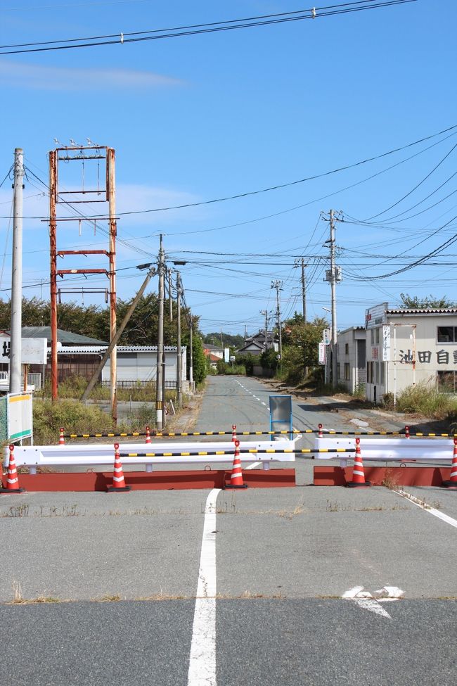 2014年9月15日に、福島第１原発事故後、通行規制が続いていた福島県富岡町−双葉町間の国道６号（１４．１キロ）が、自由通行に移行しました。３年半ぶりの全線通行になったのですが、「不要不急の通行は避け、通行時は車を閉め切ってほしい」と言っているだけに、通るどうか迷いました。<br />それでも、今福島はどうなっているのかこの目で見ておかないといけないと言う気持ちもあり、通っていきました。<br /><br />浪江町に入ると、６号のすぐ側道は通行止めの看板がたくさん立ってました。<br />原発の近くは、町自体が震災の起きた時のままで一向に復興が進んでいないのだと感じました。宮城や岩手の沿岸は多少復興が進んでいるように感じますが、原発の近くはこんなに何も手を付けられないのだと思いました。<br />