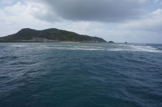 抽選で、渡名喜島往復乗船券があたり、出かけることにしました。普段でしたら、朝一番の船は那覇出発後、渡名喜島を経由し久米島へ行き、帰りは久米島から直行。そのため、金曜日以外は、日帰りはできないのですが、たまたま、フェリーがドック入りしていて、行きも帰りも渡名喜島を経由してくれるので日帰りできました。渡名喜島は一周12.5km、それでいて山もあり、高台からの見晴らしも最高です。レンタカーを借りたら、島一周は30分。いろいろ見て回っても2時間程度です。人が住んでいる場所は、港から東側に800m、南北に200mの範囲内です。レンタカーでは、住宅地には入れません。(道幅がとても狭くてこすりそうです)エコカーを宣伝していましたが、今はもう動かないそうです。南の山にある展望台からは入砂島も見られます。北の山は、歩く距離が長く(30分程度)断念しました。島尻遊歩道は、高低差なくお勧めですが、日影がありません。里御嶽と遺跡は、意外と歩きます。大きめのタオルを持参で!階段が少ないので、固めの靴を履くことをお勧めします。決して島草履で登らないこと!!