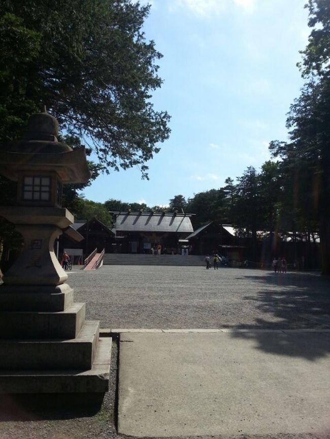 ようやく北海道の初夏らしくなった青空のもと、北海道神宮にお参りに行きました。<br />緑の中を歩いて参拝して、六花亭で「判官様」という焼き餅をいただいて　心洗われる時間となりました。