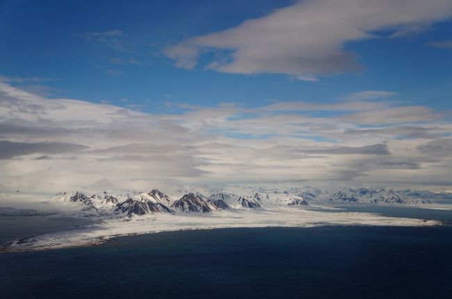 世界最北の島スバルバール Svalbardへ。僻地マニアの私にはいつか絶対に行きたいと夢見ており、ようやく実現に辿りつきました。北緯78度、もう北極点まであと1000km足らずです。島の60%が氷河に覆われ、人が住んでいるのはわずか数か所。夏は3か月日が沈まず、冬は3か月漆黒の極限の地です。その中でロングイヤービィエン Longyearbyenは人口2000人で世界最北の町です。地球上でこれより北は小さな集落が僅かに存在するだけなのです。世界の最北。いったいそんな僻地で何が待っているのでしょうか。そしてシロクマに出会うことは果たしてできるのか。。