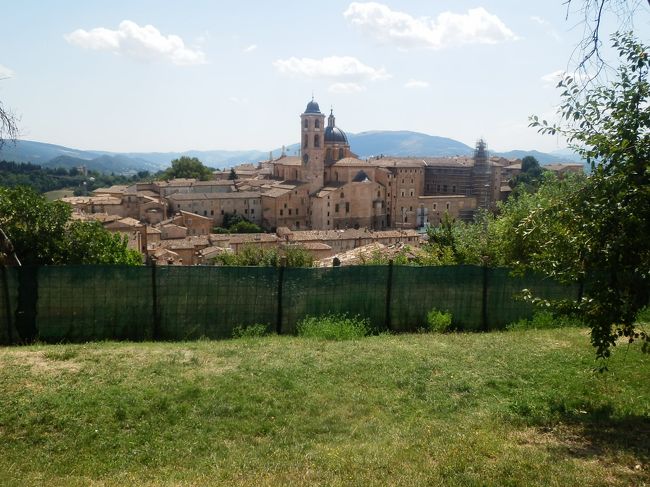 2013年夏は2度目のクロアチア南部と、アドリア海を渡ってイタリア北東部を旅行しました。クロアチア側もイタリア側も、アドリア海沿いの街並みは天気にも恵まれ、言葉も出ないほど超感動する光景でした。<br /><br />---------------------------------------------------------------<br />スケジュール<br /><br />　8月8日　成田−　[機中泊]　<br />　8月9日　−パリ　パリ観光　−ザグレブ−（フライト）−ドブロブニク　ドブロブニク観光　［ドブロブニク泊］　<br />  8月10日　ドブロブニク観光　[ドブロブニク泊]<br />　8月11日　ドブロブニク−スプリット　スプリット観光　−フヴァル　フヴァル観光　［フヴァル泊］<br />　8月12日　フヴァル観光　フヴァル発日帰りツアー　[フヴァル泊]<br />　8月13日　フヴァル−スプリット−シベニク　シベニク観光　−スプリット　スプリット観光−　（フェリー）−［船中泊]<br />★8月14日　−アンコナ−ペーサロ−ウルビーノ　ウルビーノ観光　−ペーサロ−リミニ−サンマリノ　サンマリノ観光<br />　　　　　［サンマリノ泊］　<br />　8月15日　サンマリノ観光　−リミニ−ボローニャ　ボローニャ観光　−ベローナ　ベローナ観光　［ベローナ泊］　<br />　8月16日　ベローナ観光　−ヴェネチア　ヴェネチア観光　[ヴェネチア泊]<br />　8月17日　ヴェネチア観光　［ヴェネチア泊］<br />　8月18日　ヴェネチア観光　−パリ−　［機中泊］<br />　8月19日　−成田