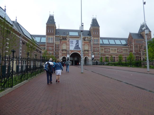 2013年に続いて二度目のスター･アライアンス・周回の旅　今年のテーマは「Glacier」でございます。<br />前半はオランダ、ドイツ、スイス、そして北米東海岸、西海岸に飛んでから東京へ帰ります。<br /><br />完成なったアムステルダムの国立美術館Rijksmuseum Amsterdamへ行きます。<br />前回行ったのはもちろん改修工事中のことで、あれから3年が経っています。<br />この改修工事に関する映画『みんなのアムステルダム国立美術館へ』も、もちろん見に行って、準備はおさおさ怠りがありませぬ。