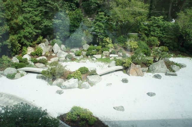 今回は四日目③です。<br />表紙の写真は二階からのぞいた日本庭園の写真です。ご立派でびっくり。<br /><br />★一日目★<br />関空<br />↓<br />JFK空港<br />↓<br />タイソンズコーナー泊(移動のみ)<br /><br />★二日目★<br />7時半 ホテル出発<br />↓<br />ワシントン市内観光 <br />・リンカーン記念館<br />・ワシントン記念塔<br />・マーティンルーサーキングメモリアル<br />・国会議事堂<br />・ホワイトハウス<br />・スミソニアン航空宇宙博物館<br />↓<br />11時半頃 ランチ<br />↓<br />フィラデルフィア美術館<br />↓<br />17時 ホテル着(フィラデルフィア泊)<br />↓<br />18時半 夕食<br /><br />★三日目★<br />9時 ホテル出発<br />↓<br />フィラデルフィア観光<br />・独立記念館<br />・自由の鐘<br />↓<br />11時頃 駅でランチ(列車が二時間遅れのためひたすら駅で待つ…)<br />(アムトラックにて移動)<br />↓<br />20時すぎ ボストン着<br />↓<br />夕食<br />↓<br />ホテル<br /><br />★四日目★<br />8時 ホテル出発<br />↓<br />ボストン観光<br />・ビーコンヒル<br />・ファニュエルホール<br />・ハーバード大学<br />・フリーダムトレイル<br />・トリニティ教会<br />・ボストン市立図書館<br />・マサチューセッツ工科大学<br />・クインシーマーケット<br />・ボストン美術館<br />↓<br />12時半 ランチ<br />↓<br />13時半 出発 バスでNYへ!<br />↓<br />18時半頃 ホテル着<br />↓<br />夕食<br />↓<br />トップオブザロックから夜景鑑賞!<br /><br />★五日目★<br />8時半 出発<br />↓<br />NY市内観光<br />・バッテリーパーク<br />・グラウンドゼロ<br />・国連本部<br />・ウォール街<br />・リバティ島に上陸、自由の女神を鑑賞<br />↓<br />13時半 メトロポリタン美術館<br />(ランチ)<br />↓<br />☆フリータイム☆<br />・カップケーキカフェ<br />・シェイクシャック<br />・五番街散策<br />・セントラルパーク散策<br />・オプショナルツアー参加(夜景ツアー)<br />↓<br />11時半頃 タイムズスクエア散策<br />↓<br />ホテル着<br /><br />★六日目★<br />8時 朝食をルパーカーメリディアンにて食べるため出発<br />↓<br />9時半 グランドセントラル駅観光<br />↓<br />うろうろしつつホテルへ<br />↓<br />11時 ホテル集合、JFK空港へ出発<br />↓<br />12時 空港着<br />↓<br />15時 関空行きチャイナエアラインにて帰国<br />↓<br />…………<br />↓<br />★七日目★<br />18時過ぎ 関空着<br /><br />お疲れ様でしたぁ!!
