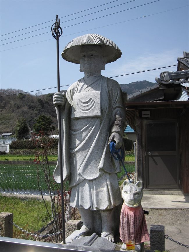 【八十八ヵ所2巡目&別格二十霊場で108カ寺を巡る旅・第1弾は阿波の国!】<br />四国八十八ヵ所霊場の2巡目を札所番号順の“順打ち”で参拝しながら、四国別格二十霊場も“順打ち”する、四国108カ寺を巡る旅。閏年の“逆打ち”で得られるかも知れない3倍の功徳には目もくれず、あえて“順打ち”に徹するアマノジャクなプランは、いくつかの基本ルールに沿ってスケジュールを組み実行に移していく。<br />徳島・鳴門で高速バスからレンタカー「2巡目ゴロウさん」(ナンバーが256なので、笑)に乗り換え、初日は八十八ヵ所霊場の第1番から第6番までと別格二十霊場の第1番の合計7カ寺に参拝し、御所温泉に宿泊。旅の2日目は、八十八ヵ所霊場の第7番からテンポ良く4カ寺に参拝。この辺りで一休みすることにしよう。<br />《2巡目のルール》<br />①八十八ヵ所霊場も別格二十霊場も“順打ち”とする。<br />②四国では、ケーブルカー・ロープウェイを除き、バスやタクシーに頼ること無く自らが運転する車で移動する。<br />③宿泊は、可能な限り1巡目とはロケーション・施設・部屋カテゴリーを変える。<br />④スケジュールに支障の無い範囲で、1巡目とは違う「ついで観光」を組み込む。<br /><br />【メンバー】<br />一人旅。<br /><br />【ルート】<br />3/21 枚方市駅-〔高速バス〕-高速鳴門-〔レンタカー〕-第1番・霊山寺<br /> (以上の旅行記⇒http://4travel.jp/travelogue/10968484)<br /> -第2番・極楽寺-第3番・金泉寺-第4番・大日寺-第5番・地蔵寺<br /> (以上の旅行記⇒http://4travel.jp/travelogue/10969334)<br /> -<広域農道他>-別格第1番・大山寺<br /> (以上の旅行記⇒http://4travel.jp/travelogue/10971715)<br /> -<県道12・県道139他>-第6番・安楽寺<br /> (以上の旅行記⇒http://4travel.jp/travelogue/10971953)<br /> -<県道139・R318>-御所温泉<br /> (以上の旅行記⇒http://4travel.jp/travelogue/10974309)<br />3/22 御所温泉-<R318・県道139>-第7番・十楽寺-第8番・熊谷寺<br /> -第9番・法輪寺-第10番・切幡寺<br /> (以上の旅行記⇒http://4travel.jp/travelogue/10976601)<br /> -<県道139・広域農道他>-金清自然公園-<広域農道・県道2><br /> -犬墓大師-<県道2・県道246・県道12>-脇町<br /> (以上の旅行記⇒本編)<br /> -<県道12・R193>-脇町IC-<徳島自動車道>-土成IC-<R318他><br /> -第11番・藤井寺<br /> (以上の旅行記⇒http://4travel.jp/travelogue/11031413)<br /> -<R192・県道20他>-別格第2番・童学寺<br /> (以上の旅行記⇒http://4travel.jp/travelogue/11032098)<br /> -<県道20・R438・県道43他>-第12番・焼山寺<br /> (以上の旅行記⇒http://4travel.jp/travelogue/11038638)<br /> -<県道43・R438他>-徳島市中心部<br /> (以上の旅行記⇒http://4travel.jp/travelogue/11040570)<br />3/23 徳島市中心部-<R438・県道208・県道21>-第13番・大日寺<br /> -第14番・常楽寺-第15番・国分寺-第16番・観音寺-第17番・井戸寺<br /> -(昼食・宅配出荷)-第18番・恩山寺-第19番・立江寺<br /> (以上の旅行記⇒http://4travel.jp/travelogue/11041932)<br /> -<県道28・県道22・県道16>-月ヶ谷温泉<br /> (以上の旅行記⇒http://4travel.jp/travelogue/11043204)<br />3/24 月ヶ谷温泉-<県道16他>-別格第3番・慈眼寺<br /> (以上の旅行記⇒http://4travel.jp/travelogue/11045690)<br /> -<県道16他>-第20番・鶴林寺-第21番・太龍寺-第22番・平等寺<br /> -<県道35・県道24・R55他>-徳島駅前-〔高速バス〕-京都駅<br /> (以上の旅行記⇒http://4travel.jp/travelogue/11052508)<br /><br />【表紙の写真】<br />観光を兼ねて参拝に立ち寄った阿波市の「犬墓大師」。