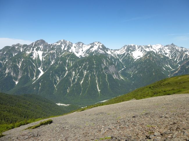 週末の天気が良さそうだったので、1泊2日で北アルプスの常念山脈を縦走登山してきました。常念山脈は、槍・穂高連峰の東側に並行して稜線が延びているため、槍・穂高連峰を間近に望めるほか、乗鞍岳や立山連峰まで見渡せる北アルプスの大パノラマを楽しむことができました。<br />2泊3日が標準的なロングコースのため、1日目は約11時間も歩くなど、（体力的に）今までで最もハードな登山となりました。技術的には初心者でも歩ける道だと思います。<br /><br />＜行程＞<br />→上高地5:15（バス）<br />上高地5:20→徳沢6:40→9:11蝶ヶ岳9:20→12:25常念岳12:34→16:19大天荘（泊）5:59→6:05大天井岳6:16→8:53燕岳9:11→11:22中房温泉（徒歩）<br />中房温泉12:35→穂高駅13:30（バス）<br />