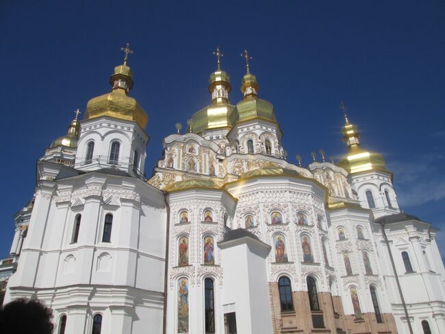 ウクライナのキエフは大きな修道院があり、ロシア正教の源泉となっている。<br />ペチェルスカヤ修道院は大きな敷地、キエフの中心の丘の上、中世時代は３重の城壁の一番奥の城壁の中だった。<br />聖ソフィァ大聖堂、聖ミハイル修道院、アンドレイ教会など綺麗な教会があります。