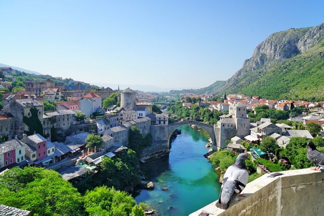 モスタルは、ボスニア・ヘルツェゴビナの南部の中心都市。渓谷を流れるネレトヴァ川に、町のシンボルである&quot;スータリ・モスト&quot;という名の橋が架かっている美しい旧市街。<br /><br />この町は、クロアチアの町とは雰囲気がまるで違い、イスラム教のモスクのドームやミナレットと呼ばれる高い塔が点在し、オリエンタルな雰囲気が漂っている。かつては内陸のサラエボなどから肉・穀物・蜂蜜・羊毛がドゥブロヴニクに運ばれ、塩・魚・オリーブなどが逆にアドリア海から運ばれる中継地として、オスマントルコの時代に出来た宿場町だったという。<br /><br />ドゥブロヴニクを午後遅くバスに乗り、ボスニア・ヘルツェゴビナのモスタルに向かいました。