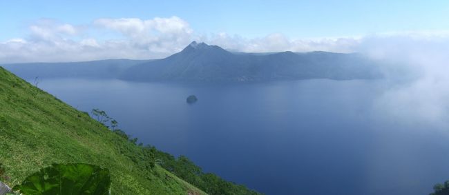 道東ドライブ旅行の4〜5日目に、帯広-足寄-オンネトー-阿寒湖-摩周湖-川湯-屈斜路湖(泊)-摩周湖-川湯-屈斜路湖-美幌峠-知床(泊)を巡りました。摩周湖に2回行ったのは、1日目が霧のために良く見えなかったためです。<br />2日目は、時折、霧が晴れて、特に第3展望台は素晴らしい景色でした。<br />足寄では、松山千春の生家を、川湯では、大鵬相撲記念館を訪ねました。<br />