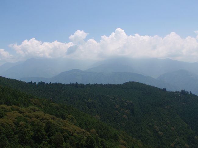この夏富士登山を予定しています。<br />ネットでいろいろ見ているとと<br />天気や高山病、そして年々衰える体力に不安を抱えます。<br /><br />ということで、富士山を一周してきました。<br />富士山頂上のお鉢めぐりではなく、<br />富士山麓の神社、富士五湖をめぐるドライブです。
