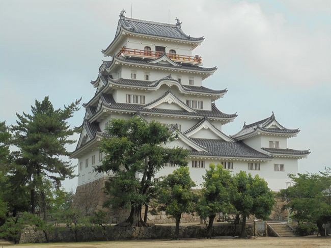 「福山城」は「広島県東部」に位置する「西日本の有力外様大名」に対する抑えとして「１６２２年（江戸時代）」に「水野勝成（徳川家康の従兄弟）」によって築城された「輪郭式平山城」です。<br /><br />「江戸時代」に「備後福山藩」の「藩庁」となり「幕末」には「安政の改革」を断行した「阿部正弘（老中）」を輩出しました。<br /><br />写真は「複合式層塔型５重６階」の「再建天守」です。