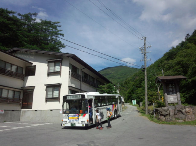 　茅野からバスでおよそ五十分。県道191号線、湯みち街道を行き止まりまで行った山奥に、奥蓼科温泉郷、渋御殿湯があります。<br />　なんとバスが１日三本！　内一本は土曜休日運転。八ヶ岳の登山口もあり、まさに秘湯といった感じです。いや、むしろ山小屋が近いかもしれません。<br />