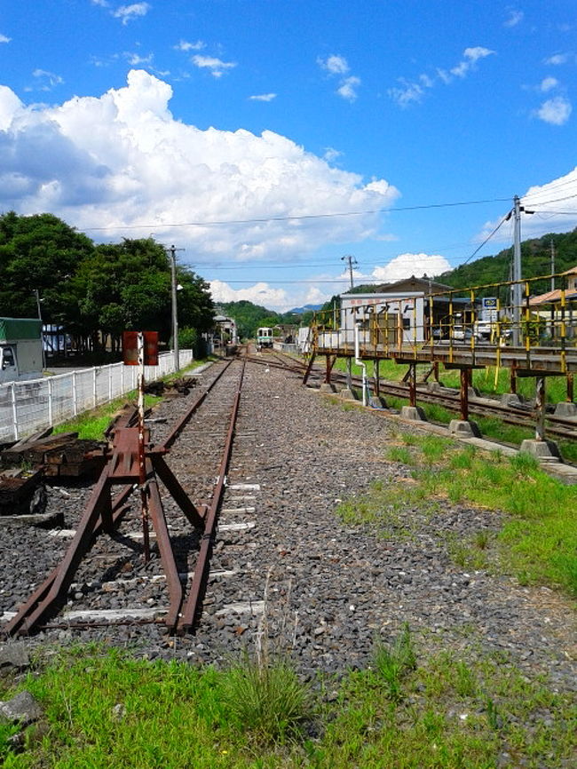 おぉ～♪久しぶりに理想の休日^^<br />　　　　(昼勤→休み→夜勤)<br /><br />早速、天気予報を調べる。<br />晴れ時々曇り、雨率30％。<br />ふむ・・・微妙・・・<br /><br />って・・・　　　<br />待てっ！！<br />最高気温を見て、ようやく気付く。。。暑すぎる。。。<br /><br /><br />そーだった。<br />思い出した。<br />もう、秋までお預け。って決めた事。<br /><br />☆ー・－★ー・－☆ー・－★ー・－☆ー・－★ー・－☆ー・－★ー・－☆<br /><br />私の一人旅計画(妄想)は、どんどん広がり・・・<br />新潟、東北、山陰、南九州・・・など、３泊は欲しい長旅ばかり。<br /><br />理想的な休日と思っていた頃の私は、もはや蚊帳の外(^^;;<br /><br />ん～～～～～<br />涼しくて気持ちの良いところ・・・。<br /><br />そだっ！！<br />近場のローカル線っ！<br />日帰りで計画していた【信楽高原鐵道】に乗りに行こうっ♪<br /><br />「ん～～な所にあるわけないよな(^^;」<br /><br />ほぼ新幹線で通過するだけの米原駅。<br /><br />たま～に乗る普通列車の乗換で降り立ったことはある・・・<br />ツーリングでも行ったことはある。<br />「な～～んにもない」印象満載の米原駅<br /><br />ダメ元で、米原駅周辺のホテルを検索。<br /><br />おぉぉ～！♪あった！<br />『東横イン米原駅前』が2015年3月にオープンしたらしい！<br /><br />行こうっ！<br />無駄に前ノリ～♪これが良い^^<br /><br />☆ー・－★ー・－☆ー・－★ー・－☆ー・－★ー・－☆ー・－★ー・－☆<br /><br />当初の予定は、<br />米原～【近江鉄道】に乗って【信楽高原鉄道】に乗って・・・<br />『亀山』経由で帰るはずだった。<br /><br />でも翌日夜勤。なんなら二泊できるっ！<br />・・・なのに、これでは帰りが早すぎる。<br /><br />【信楽高原鉄道】はフリー券的なものがないし、本数が少ないので途中下車は難しい。<br />ふむ・・・もうちょっと時間を有意義に使いたいなぁ・・？<br />鉄道路線とにらめっこ・・・<br /><br />そっかぁ！！<br />乗り慣れているはずだった近畿日本鉄道。<br />知らなかった・・・伊賀のローカル線が切り離された事。<br /><br />それで、帰路に【伊賀鉄道】を加えて・・・<br />【がんばれ！地方ローカル線シリーズ】の旅、完成♪<br /><br /><br /><br />