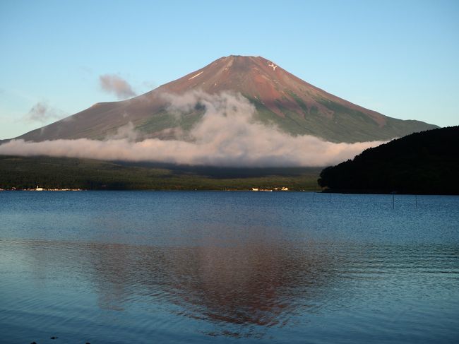 母といっしょに富士五湖をまわってきました。頂上からすそ野まではっきりとこんなに見える日はあまりないのでは？<br /><br />赤富士もへたながら撮れました。