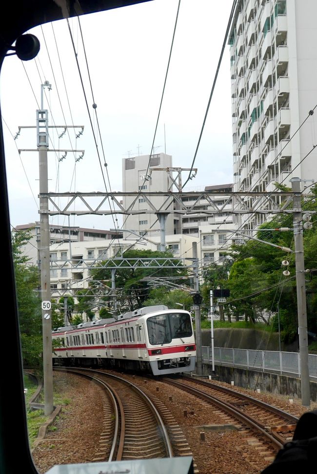 ここでは押部谷から新開地までの1610粟生発準急の車窓を紹介．ともかくこの鉄道山岳路線だ．ここかしこに50/1000の勾配がある．また難所はまだ単線．藍那あたりは本当に山の中だった．鈴蘭台にしても山の中に作った新興住宅地という感．なかなか車窓は面白かった．1715新開地着<br />阪急特急にのりかえ，夙川1745．切符は粟生で阪急西宮北口まで1100円で買ってあったが，ここが一番伊丹空港に便利そうなので降りた．タクシーで伊丹空港．1900発NH38便で帰京．．2010定刻羽田着　タクシーで自宅に帰った<br />あいにくの雨だったが初めて行く北播磨　西脇出張はなかなか良かった．ゆっくりと姫路城も見られたし，織物の街西脇とすばらしい名刹朝光寺の本堂などを見られたのも収穫だった．西脇ラーメンの甘さにもびっくりした．女工さんに合わせた味というのも歴史を感じた