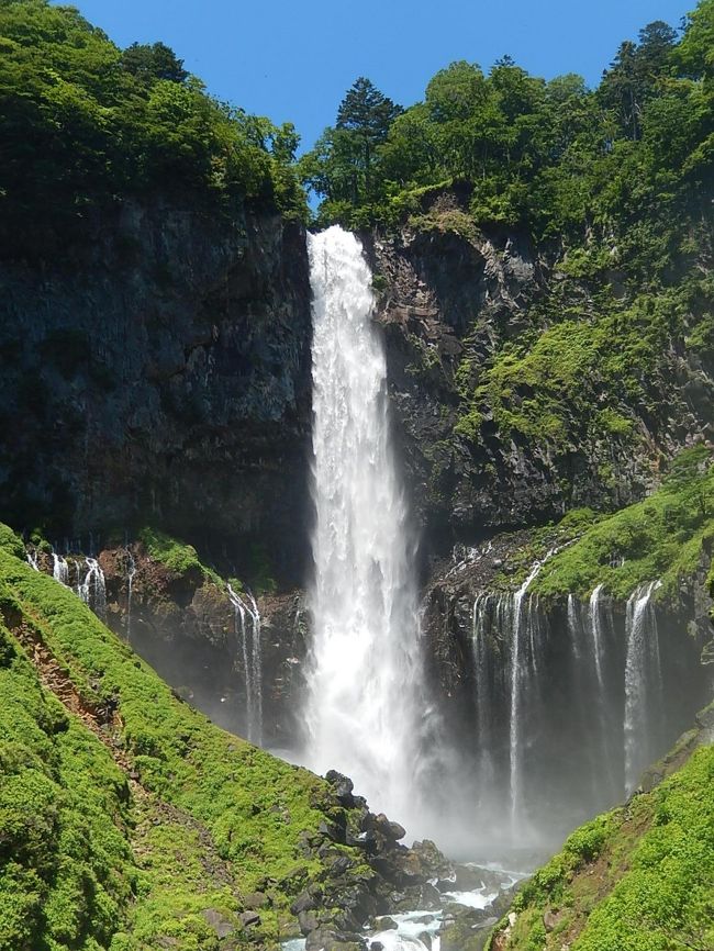 7月11日、中禅寺湖遊覧を午前10時半に終えたのち、華厳の滝を見ることになった。　中禅寺湖から流れ落ちる華厳の滝は<br />観光写真ではいろは坂からみられる風景が一般的になっているので今回のようにエレベーターで約100m下りてまじかに見ると<br />迫力満点でよかった。<br /><br /><br />*写真は迫力満点の華厳の滝<br />