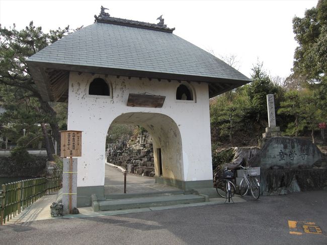 【八十八ヵ所２巡目＆別格二十霊場で１０８カ寺を巡る旅・第１弾は阿波の国！】<br />四国八十八ヵ所霊場の２巡目を札所番号順の“順打ち”で参拝しながら、四国別格二十霊場も“順打ち”する、四国１０８カ寺を巡る旅。閏年の“逆打ち”で得られるかも知れない３倍の功徳には目もくれず、あえて“順打ち”に徹するアマノジャクなプランは、いくつかの基本ルールに沿ってスケジュールを組み実行に移していく。<br />徳島・鳴門で高速バスからレンタカー「２巡目ゴロウさん」(ナンバーが２５６なので、笑)に乗り換え、初日は八十八ヵ所霊場の第１番から第６番までと別格二十霊場の第１番の合計７カ寺に参拝し、御所温泉に宿泊。<br />旅の２日目は、八十八ヵ所霊場の第７番から第１０番まで参拝した後、近場の阿波市・美馬市で休憩を兼ねた“ついでのちょこっと観光”を挟み、第１１番から巡拝ルートに戻った。次は別格二十霊場の２カ寺目である。<br />《２巡目のルール》<br />①八十八ヵ所霊場も別格二十霊場も“順打ち”とする。<br />②四国では、ケーブルカー・ロープウェイを除き、バスやタクシーに頼ること無く自らが運転する車で移動する。<br />③宿泊は、可能な限り１巡目とはロケーション・施設・部屋カテゴリーを変える。<br />④スケジュールに支障の無い範囲で、１巡目とは違う「ついで観光」を組み込む。<br /><br />【メンバー】<br />一人旅。<br /><br />【ルート】<br />3/21　枚方市駅－〔高速バス〕－高速鳴門－〔レンタカー〕－第１番・霊山寺<br />　　　（以上の旅行記⇒http://4travel.jp/travelogue/10968484）<br />　　　－第２番・極楽寺－第３番・金泉寺－第４番・大日寺－第５番・地蔵寺<br />　　　（以上の旅行記⇒http://4travel.jp/travelogue/10969334）<br />　　　－＜広域農道他＞－別格第１番・大山寺<br />　　　（以上の旅行記⇒http://4travel.jp/travelogue/10971715）<br />　　　－＜県道１２・県道１３９他＞－第６番・安楽寺<br />　　　（以上の旅行記⇒http://4travel.jp/travelogue/10971953）<br />　　　－＜県道１３９・Ｒ３１８＞－御所温泉<br />　　　（以上の旅行記⇒http://4travel.jp/travelogue/10974309）<br />3/22　御所温泉－＜Ｒ３１８・県道１３９＞－第７番・十楽寺－第８番・熊谷寺<br />　　　－第９番・法輪寺－第10番・切幡寺<br />　　　（以上の旅行記⇒http://4travel.jp/travelogue/10976601）<br />　　　－＜県道１３９・広域農道他＞－金清自然公園－＜広域農道・県道２＞<br />　　　－犬墓大師－＜県道２・県道２４６・県道１２＞－脇町<br />　　　（以上の旅行記⇒http://4travel.jp/travelogue/11031098）<br />　　　－＜県道１２・Ｒ１９３＞－脇町IC－＜徳島自動車道＞－土成IC－＜Ｒ３１８他＞<br />　　　－第11番・藤井寺<br />　　　（以上の旅行記⇒http://4travel.jp/travelogue/11031413）<br />　　　－＜Ｒ１９２・県道２０他＞－別格第２番・童学寺<br />　　　（以上の旅行記⇒本編）<br />　　　－＜県道２０・Ｒ４３８・県道４３他＞－第12番・焼山寺<br />　　　（以上の旅行記⇒http://4travel.jp/travelogue/11038638）<br />　　　－＜県道４３・Ｒ４３８他＞－徳島市中心部<br />　　　（以上の旅行記⇒http://4travel.jp/travelogue/11040570）<br />3/23　徳島市中心部－＜Ｒ４３８・県道２０８・県道２１＞－第13番・大日寺<br />　　　－第14番・常楽寺－第15番・国分寺－第16番・観音寺－第17番・井戸寺<br />　　　－（昼食・宅配出荷）－第18番・恩山寺－第19番・立江寺<br />　　　（以上の旅行記⇒http://4travel.jp/travelogue/11041932）<br />　　　－＜県道２８・県道２２・県道１６＞－月ヶ谷温泉<br />　　　（以上の旅行記⇒http://4travel.jp/travelogue/11043204）<br />3/24　月ヶ谷温泉－＜県道１６他＞－別格第３番・慈眼寺<br />　　　（以上の旅行記⇒http://4travel.jp/travelogue/11045690）<br />　　　－＜県道１６他＞－第20番・鶴林寺－第21番・太龍寺－第22番・平等寺<br />　　　－＜県道３５・県道２４・Ｒ５５他＞－徳島駅前－〔高速バス〕－京都駅<br />　　　（以上の旅行記⇒http://4travel.jp/travelogue/11052508）<br /><br />【表紙の写真】<br />四国別格二十霊場第２番・童学寺の山門。