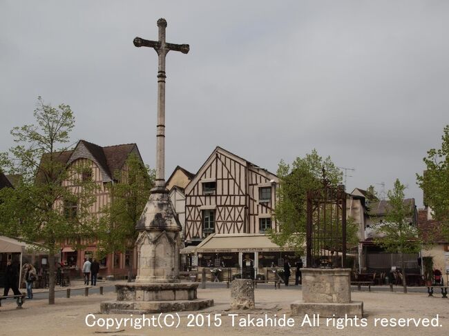 「中世市場都市プロヴァン」として世界遺産に登録された町へ。<br />表紙は町の中心にある13世紀の両替所の十字架(croix des Changes)と昔の井戸があるシャテル広場(Place du Ch&#226;tel)です。<br /><br /><br />世界遺産：http://whc.unesco.org/en/list/873/<br />両替所の十字架(croix des Changes)：https://translate.googleusercontent.com/translate_c?depth=1&amp;hl=ja&amp;rurl=translate.google.co.jp&amp;sl=fr&amp;tl=en&amp;u=http://fr.wikipedia.org/wiki/Croix_des_Changes&amp;usg=ALkJrhjDNOPIvUctbMJwzZIINSBq-OWTDg<br />シャテル広場(Place du Ch&#226;tel)：https://translate.googleusercontent.com/translate_c?depth=1&amp;hl=ja&amp;rurl=translate.google.co.jp&amp;sl=fr&amp;tl=en&amp;u=http://fr.wikipedia.org/wiki/Place_du_Ch%25C3%25A2tel_(Provins)&amp;usg=ALkJrhio7kHM5jEYuXYqZVm3S8JiQoCHDw