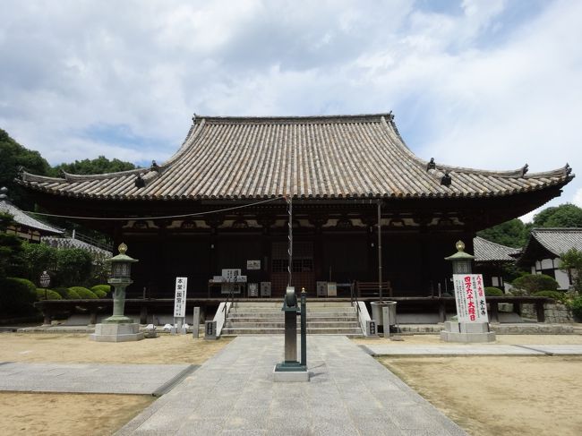 「太山寺」は「愛媛県松山市」にある「（伝）５８７年」に「（伝）真野長者」よって「開基」された「本尊」が「十一面観世音菩薩」の「真言宗智山派の寺院」です。<br /><br />「四国八十八箇所霊場（お遍路）」の「第五十二番札所」となっています。<br /><br />写真は「国宝」に指定されている「１３０５年再建」の「本堂」です。