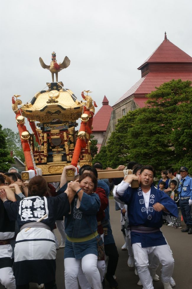 歌志内で温泉に入りそびれた。そこでまず、三笠の古代の湯へ<br />１１時０７分　ＧＥＯ岩見沢店　道内時刻表（￥５１４）４０００．６?<br />札幌郊外をぬけ 小樽<br /><br />13時36分　北一硝子三号館隣のＰへ車入れ　長年使えなかったランプの<br />　芯を上下する部品（新５分バーナー下座付）￥４０００　<br />駐車場代金３００円は無料になる。<br />余市へ向かう<br />偶然にも 余市神社の祭礼とぶつかる。