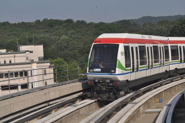 　2015年7月2日から4日にかけて、韓国へ行ってきました。<br />　ANAのマイレージ特典航空券で予約していたのですが、当初2月の予定が5月に、そして7月にと2度も延期してしまいました。<br />　今回の目的は、今年に入って開業した新規路線に乗ることでした。<br />　MERSで韓国へ行く人が激減しているとのことでしたが、韓国国内でマスクしている人はほんのわずかでした。<br />　3日目最終日は、飛行機の時間までソウル周辺を回ります。どこにしようか考えましたが、友人がまだ未乗の議政府軽電鉄線に乗りに行くことにしました。<br /><br />2012年7月の旅行記はこちらです。<br />http://4travel.jp/travelogue/10687991