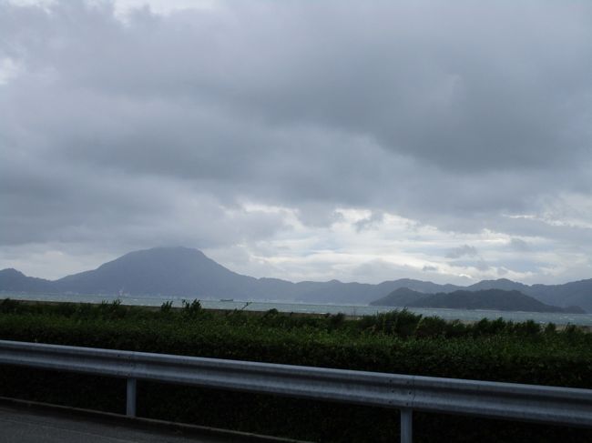 台風11号通過で大荒れの関西地方<br />3日前から天気予報を何度もチェック、前日にも旅行会社に問い合わせたところツアーは催行されるとのこと、7月はお誕生月で星占いでもなんでもついてる時期なんです。不安はつのりますがせっかくとったお休みなのでずぶぬれ覚悟で出かけてきました。<br /><br />