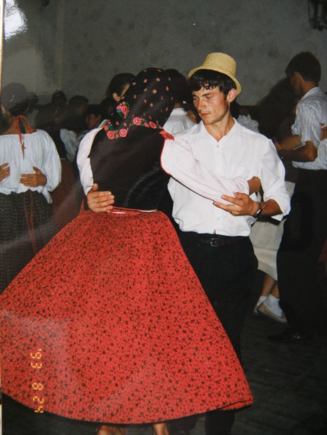 2015年５月24日（日）<br />ハンガリー人村のシク村３日目。　村の教会での聖霊降臨祭に、民族衣装で22年前ぶりに参加。　夜には宿中庭でハンガリー舞踏会があると聞いていたが、実際は「外国人向け体験教室」。　戸惑いつつも、保存会の娘さんとお手合わせ願う。<br />１L ≒ \30　<br />