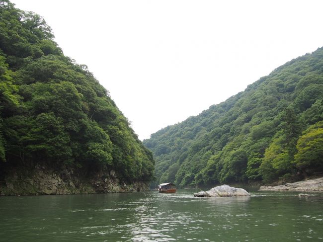 毎年恒例の社員旅行。<br />今年は京都となりました。<br />１泊２日で、初日は嵐山で屋形船に乗って昼食。<br />これがメインイベントであとは自由行動という社員旅行でした。<br />超久々の嵐山。<br />人がごった返してるイメージだったけど、この日はそんなに込み合うこともなく散策できました。<br /><br />１日目　嵐山散策の後、屋形船に乗って昼食<br />　　　　午後から建仁寺参拝とまんがミュージアム<br />２日目　錦市場でのんびりお買い物<br /><br />この旅行記は、１日目午前編です。<br /><br /><br />