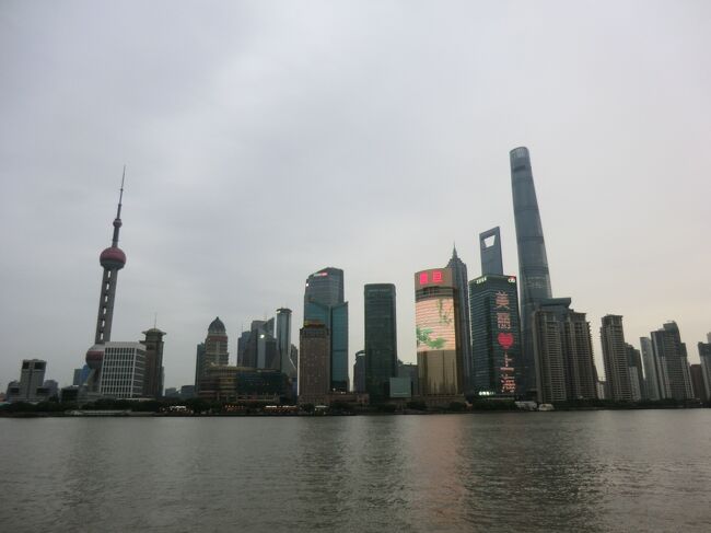第17部-89冊目<br /><br />皆様、こんにちは。<br />オーヤシクタンでございます。<br />香港から中国本土に入境し、列車に乗って上海に着きました。<br />香港はとても良い天気だったのですが、上海は雨です。<br />一日だけの滞在ですが、上海の街をぶらぶらしてみました。<br /><br />※おわび<br />中国語に変換しても、うまく表示されていない箇所があります。<br />本来と違う字体表示がある事をご了承願います。<br /><br />━━━━━━━━━━━━━━━━━━━━<br />旅行期日‥2015年(H27)7月3日(金)～9日(木) 6泊7日<br /><br />7月6日(月) 第4日目-2(雨)<br /><br />★上海地下鉄1号線<br />上海南.9:35→人民広場.9:54<br />↓<br />※上海フリー<br />★上海地下鉄2号線<br />南京東路.15:30→天潼路.15:34<br />↓<br />★上海地下鉄12号線<br />天潼路.15:42→国際客運中心.15:47<br /><br />☆上海市内.明堂上海南京青年旅社【宿泊】<br /><br />━━━━━━━━━━━━━━━━━━━━<br />上海地下鉄‥4元(84円)<br />徳興館‥70元(1470円)<br />明堂上海南京路青年旅社‥260元(5460円)<br />上海地下鉄‥3元(63円)<br />渡船泰公線‥2元(42円)<br />渡船東金線‥2元(42円)<br />上海小吃‥25元(525円)<br />SYQ-EggTart‥12元(252円)<br />正宗山東水餃‥10元(210円)<br />コンビニ‥11.8元(249円)<br /><br />朝食(油条)‥12元(252円)<br /><br />※1人民元=21円で計算しました。<br /><br />━━━━━━━━━━━━━━━━━━━━<br />〔紀行文〕<br />エッ！まじかよ…<br /><br />僕は茫然と立ちつくしてしまった。<br />上海南駅から地下鉄に乗ろうと切符売場に行ったら、そこには長蛇の列ができているではないか。<br />どこを見ても人.人.人…<br />とにかく人だらけなのだ。<br />僕は長距離列車の切符売場に来てしまったと思ったのだが、そこは間違いなく地下鉄の切符売場だった。<br />昨日、深?祁站で切符を手にいれるのに40分並んだ。<br />今日は昨日以上に人が並んでいる。<br />中国と言う国は地下鉄の切符1枚買うのに1時間近く並ばなければならないのか。<br />行列を見て溜め息をつくしかなかった。<br />仕方なく列の最後部に並ぶと、閉まっていた隣の窓口が開いたようだった。<br />すかさず、そこに列ができる前に入りこんだ。<br />僕は人を押し退けでも前に進む人間ではなく、どちらかと言うと「どうぞ」と人に譲ってしまうタイプである。<br />こんな時、日本だったら躊躇してしまうのだが、この国で躊躇していたら生きてはいけない…<br />そんな気がした。<br />開いたばかりの窓口に突っ込む自分がなんだか自分でないような気がしてならなかった。<br /><br />筆談で切符を買う。<br />すると「ほらよ」と言う感じで切符を投げてくる。<br />8年前、韓国に初めて行った時、地下鉄の切符を買ったら、切符を投げつけられた記憶が甦った。<br />日本も、サザエさんの漫画の中で波平さんが「渋谷まで」と言うと窓口から切符を投げてくるひとコマがある。<br />ひと昔前までは、日本も韓国もそうだったのだ。<br />今は日本と韓国で駅の窓口から切符を投げつけられるような事はない。<br />「中国だもんな…」<br />そう思えば腹もたたない。<br />経済大国になったとはいえ、まだまだ遅れている中国。<br />なんだか少しホッとしたような気がした。<br /><br />街をぶらぶらしていると、マッサージの勧誘に出くわした。<br />黒いスーツに身を纏い、可愛い娘が印刷されたカードを片手に「マッサージ、マッサージと言いながら近寄ってくる<br />「いらないよ」と言うと、「オー！ニホンジンデスカ　オチン○ンキモチイイデース」と言ってきた。<br />…　<br />その日本語どこで覚えたんだよ。<br />おもわず溜め息をつきたくなる。<br />こう言う日本語を知っていると言う事はそれだけ日本人男性が利用していたと言う事だろう。<br />一昔前なら日本人が一番儲かったかもしれない。<br />アジアを旅していると、このような勧誘によく出くわす。<br />この後も数人の勧誘に声をかけられた。<br />古い洋館が並ぶ外灘の街から黄浦江の対岸に巨大ビル群が見える。<br />これらの巨大ビル群は経済発展した中国の象徴であり、そこで働く巨大な中国マネーを動かすビジネスマン達の影で、公安の目を避けながらマッサージの勧誘で生きている人がいるのを見るとなんだか切なかった。<br /><br />翌日も上海はあいにくの雨だった。<br />梅雨前線が上海からから東シナ海を横切り、日本列島へとつながって停滞しているようだった。<br />これから帰国するまで、雨空の中を旅する事になるのか。<br />今日はフェリーに乗る。<br />海が荒れないか‥<br />不安が頭をよぎった。<br /><br />つづく。