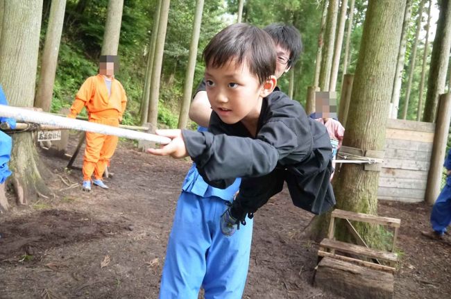 今、話題のふるさと割を利用して今回は三重県の赤目四十八滝のある赤目で忍者修行と伊賀牛を堪能する旅に出ました。<br />息子は日曜日の朝に放送されている『手裏剣戦隊●ン●ンジャー』が大好きで忍者への憧れを抱いてました。<br />そこで、関西には伊賀忍者と甲賀忍者とどちらに行こうか悩んでいたところ、『ふるさと割』という2万円も割引いてくれるクーポンをゲットし、今回の赤目を巡る旅となりました。<br /><br />最初は正直そんなに期待はしてなかったのですが、忍者修行やエコツアーに参加してみると、大人も十分楽しめて、もちろん子供は大喜びのプラン内容でした。<br /><br />この夏休み、関西や東海圏であれば日帰りで遊ぶこともできるので、お子様連れの夏休みの計画の参考になれば幸いです。