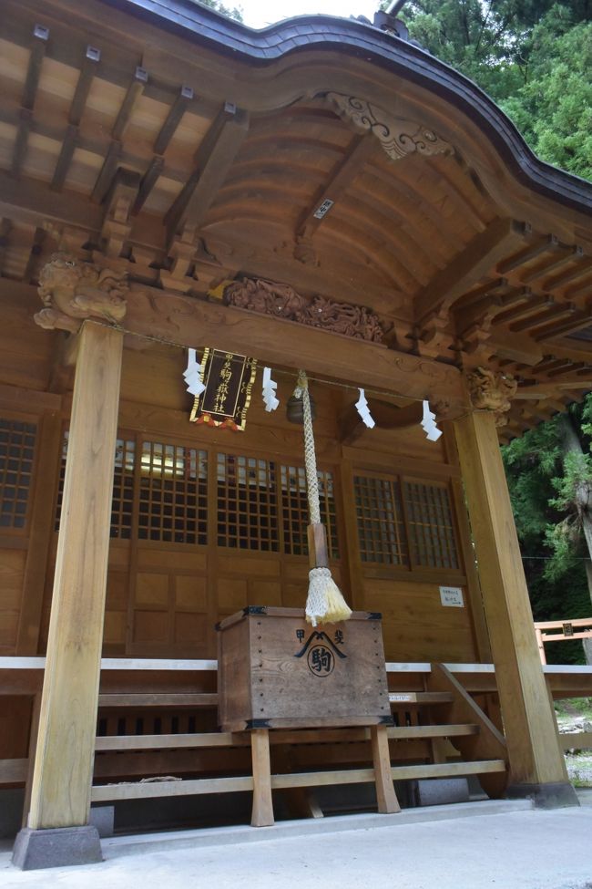 甲斐駒ヶ岳は、南アルプス国立公園内の赤石山脈(南アルプス)北端の山梨県北杜市と長野県伊那市にまたがる標高2,967 mの山です。<br /><br />登山の標準時間を調べると、竹宇(ちくう)駒ヶ岳神社からで登り9時間30分、下り5時間40分。七丈小屋にて宿泊可能の黒戸尾根コース。<br />友達と日帰り登山を目指してスタートしましたが、小屋泊まりがお勧めです。筋肉痛です(笑)<br /><br />また、今回4トラでフォロー&フォワローさせて頂いている銭形さんに鎖場で待っていた時にお会いできて、核心を持って思いきりお声掛けを。<br />こんな機会を与えて頂ける4トラってすごいです!<br /><br />≪アクセス≫カーナビ:道の駅おじろ<br />7/18(土)東京自宅14:00→15:30友人宅迎え→中央道韮崎IC→韮崎ICのコンビニ買物→国道20号線、甲斐駒登山口の標識を確認しながら尾白渓谷駐車場(無料)<br />≪コース≫<br />2:22甲斐駒登山口:2:32神社へお参り→4:24笹の平分岐→5:50刃渡り→6:17刀利天狗→6:54五号目小屋跡→7:53七丈小屋→9:01八合目御来迎場→10:20駒ヶ岳山頂(30分休憩)→10:51下山スタート→15:48笹の平分岐→17:21駒ヶ岳神社<br />≪天候≫<br />山頂までは晴れ・曇り、山頂を下山する頃から小雨のち曇り<br />≪写真≫<br />登山の安全祈願をした竹宇駒ヶ岳神社<br /><br />
