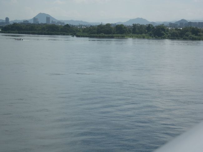 毎年の恒例、琵琶湖一周サイクルです。<br />１９日　生憎の雨の中、長浜市豊公園を基点に左回り、琵琶湖沿い９４ＫＭ走り大津市和邇南浜の民宿山宗で泊まる。<br />２０日　昨日とうって変わりピーカン暑い。琵琶湖大橋を渡らず、浜大津港で休憩を取り近江大橋を渡る。県道559沿いの道巾広い自転車道せせらぎ街道を北上。近江八幡、彦根市をひたすら走り長浜市に戻る。豊公園隣接の国民宿舎豊公荘で汗輪流し帰る。走行総距離１９０Ｋｍでした。