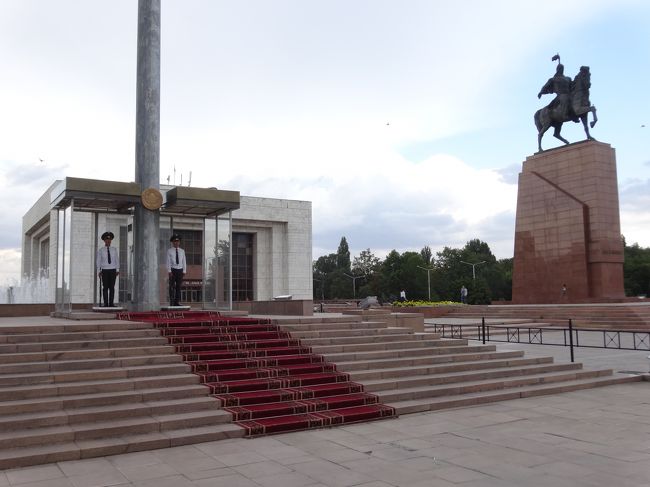 「アラ・トー広場」は「キルギスの首都ビシュケク」にある「１９８４年」に「キルギス・ソビエト社会主義共和国」の「建国６０周年」を記念してつくられた「中央広場」です。<br /><br />「写真」は右から「マナス王の騎馬像」「国立歴史博物館」「衛兵」です。<br /><br />「１７〜１８世紀頃」までに「キルギス人の民族形成」が進行しましたが「マナス王」が「キルギスに伝わる叙事詩」の中で「民族形成に貢献」した「英雄」とされています。