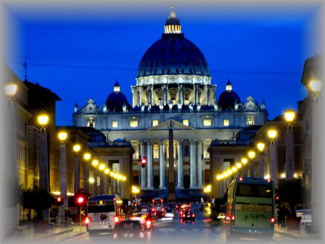 「ローマは夜が美しいんだよ。」<br />初めてローマを訪れた時に知り合った人が言いました。<br />歴史的建造物が日常に溶け込んだローマの街並は、昼見たって文句無しに美しい。でも、オレンジ色の光でライトアップされた夜のローマは、全く別の姿を見せてくれます。ロマンティックなその表情は心の中に染み入って、またここに戻ってきたいと思わせる魔力のようなものを持っています。<br /><br />今回はずっと撮りたいと思っていたヴァチカンの夜景を納めてきました。あいにくの雨だったのですが、それが逆に功を奏し濡れた石畳に反射する光が良いアクセントになりました。<br /><br />　1日目 5/15　東京(成田)→ローマ→ナポリ<br />　2日目 5/16　ナポリ→ポッツォーリ→ナポリ<br />　3日目 5/17　ナポリ<br />　4日目 5/18　ナポリ→フィウミチーノ空港(レンタカー借出)→チヴィタ･ディ･バニョレージョ→オルヴィエート<br />　5日目 5/19　オルヴィエート→ピティリアーノ→ソヴァーナ→ソラーノ→トッレ･アルフィーナ→オルヴィエート<br />　6日目 5/20　オルヴィエート→ボマルツォ→オスティア･アンティーカ→フィウミチーノ空港(レンタカー返却)→ローマ<br />　7日目 5/21　ローマ<br />★8日目 5/22　ローマ<br />　9日目 5/23　ローマ→東京(成田) 
