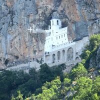 団塊夫婦の東欧/バルカン半島4000キロドライブ旅行(2015)ー(23)モンテネグロ１・岩壁に建てられた聖地・オストログ修道院へ