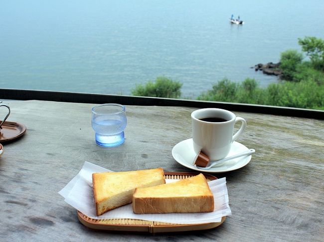 以前から興味津々・・・<br />琵琶湖を臨む絶景ロケーションカフェ、シャーレ水ヶ浜。<br />琵琶湖浴やBBQ客で道路が混まないうちに、行ってしまわないと、また暫く行けないわよ。<br /><br />今日は夕方から雨模様だけれど、日中はお天気、大丈夫らしい。<br />それなら、思いきって行っちゃおうか。<br />今日は特に予定ないしねぇ〜〜(笑)<br />ついでに、こちらも前から行ってみたかった湖東三山で新緑の緑に癒されたい〜〜♪<br /><br />ところが・・・・<br />雨にやられたわ〜〜突然の集中豪雨！大雨！！！！<br />わぁ、どうしよう。<br />結局、食べただけ？？(笑)<br />あっ、でも可愛いワンピースをお値打ちに買えたし、まっいいか♪<br /><br />さらっとスルーして下さい、、、超簡単なドライブ＆カフェ日記です。<br /><br /><br />シャーレ水ヶ浜　　http://www.geocities.jp/it2703/restran3.htm<br />西明寺　　http://www.saimyouji.com/<br />ドゥブルベボレロ（Ｗ．ボレロ）　　http://www.wbolero.com/<br />ピエリ守山　　http://pieri.sc/