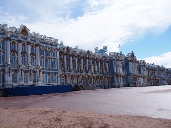 サンクトペテルブルクから南に２５ｋｍほどの皇帝の夏の離宮などがあった場所です。<br />ここには琥珀の間で有名なエカテリーナ宮殿があります。